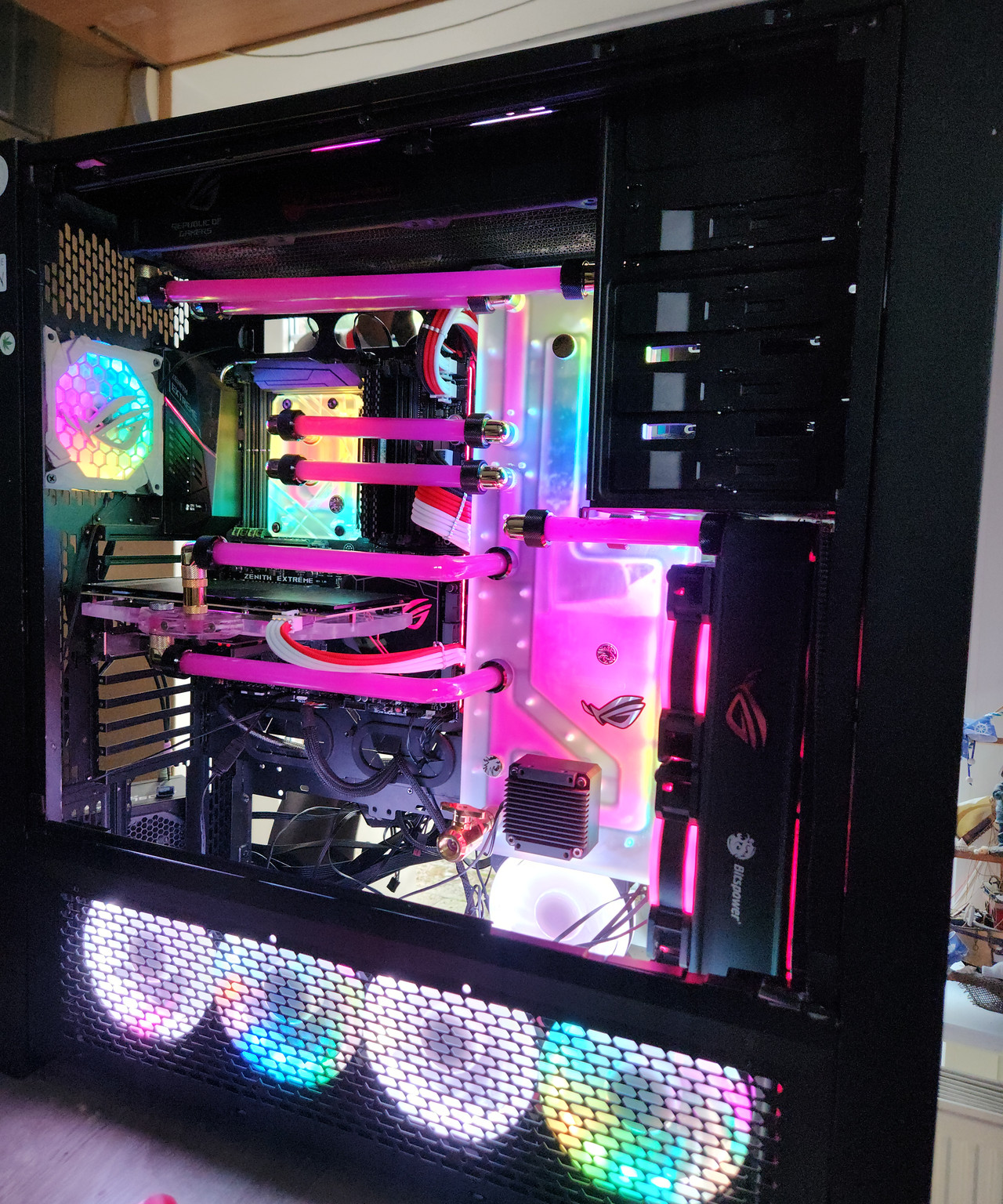 Beleuchteter PC-Innenraum aus der Wolfs Computer Galerie