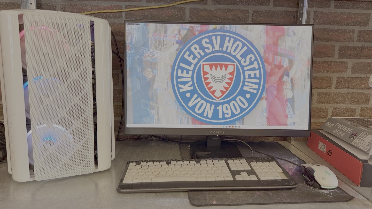 Weisser Gaming-PC mit Monitor aus der Wolfs Computer Werkstatt
