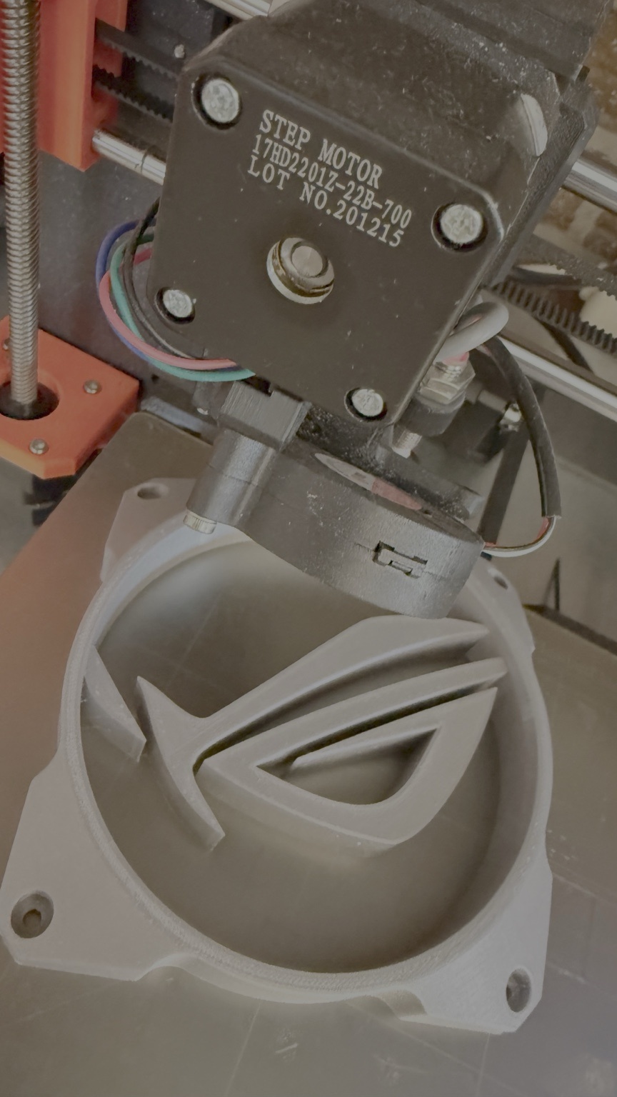 3D-Druck eines ROG-Luefterteils in der Wolfs Computer Werkstatt